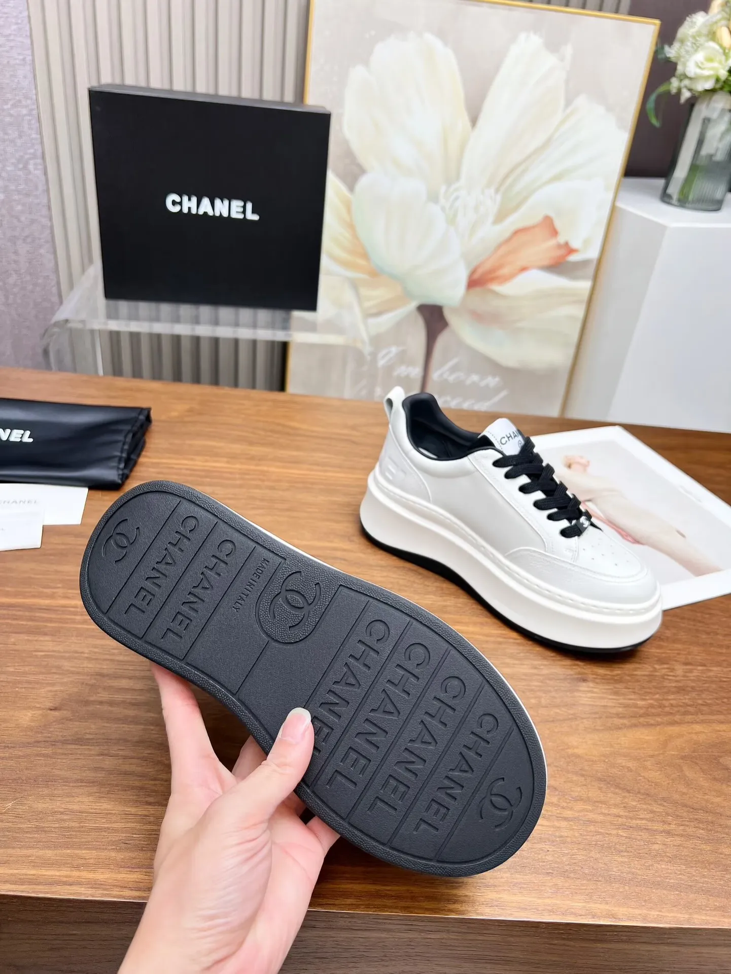 👟👟Ex-factory price 460👟👟 New Chanel panda color white shoes, currently super popular thick-soled shape, very versatile, long and slim legs, super comfortable on the feet, elongating the entire body proportion [strong] Fabric: imported first-layer cowhide🐂 Lining: sheepskin Foot pads: cowhide Code number: 34 to 41 (34 and 41 need to be customized) Packaging: with card, cloth bag Color: black, white, pink